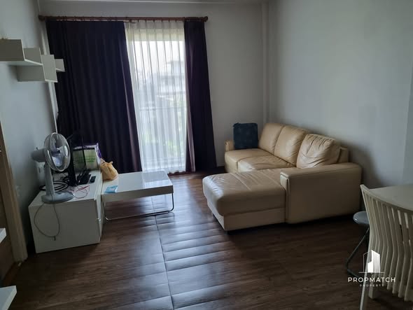 bedroom and living room of Hive Taksin Condominium