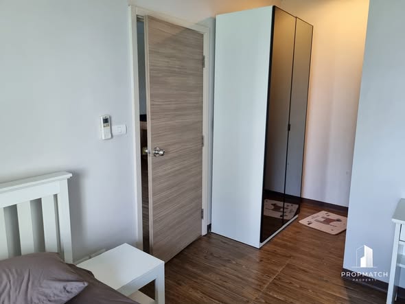 bedroom and room interior of Hive Taksin Condominium
