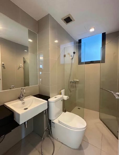 bathroom of Ideo BluCove Sukhumvit