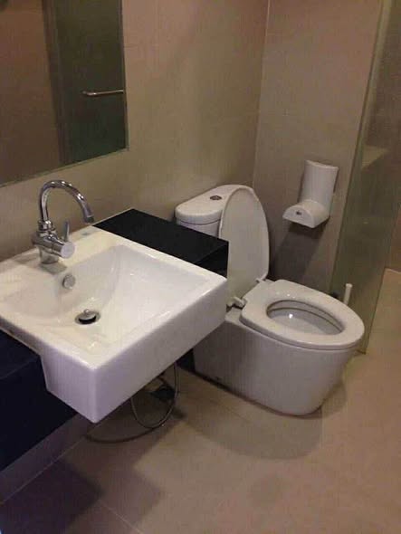 bathroom of Ideo BluCove Sukhumvit
