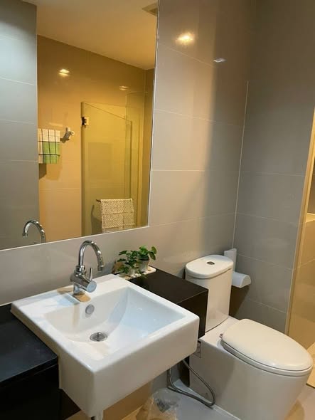 bathroom of Ideo BluCove Sukhumvit