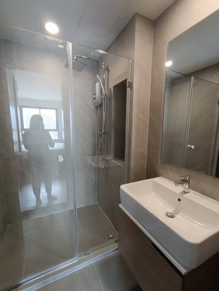 room interior and bathroom of IDEO Chula-Sam Yan