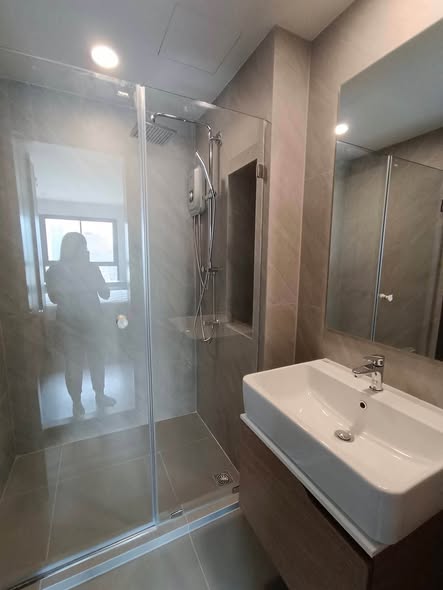room interior and bathroom of IDEO Chula-Sam Yan