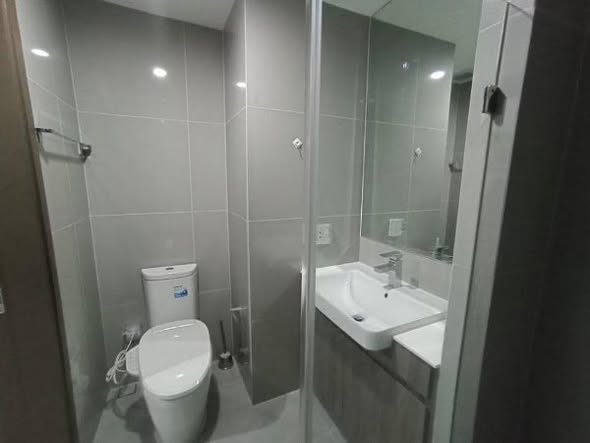 room interior and bathroom of Ideo Mobi Asoke