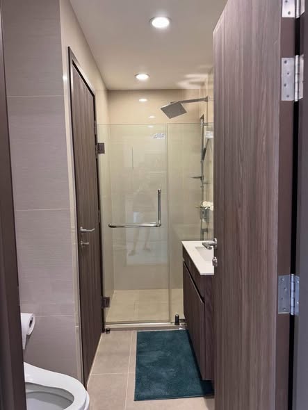 room interior and bathroom of Ideo Mobi Sukhumvit 66