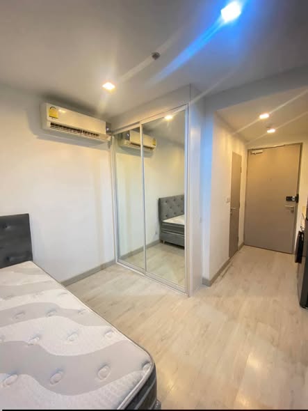 bedroom and room interior of Ideo Mobi Sukhumvit 81