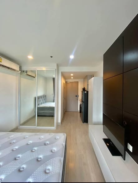 bedroom and room interior of Ideo Mobi Sukhumvit 81