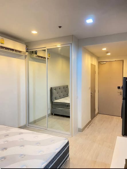 bedroom and room interior of Ideo Mobi Sukhumvit 81