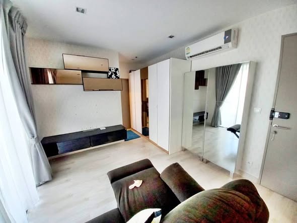 bedroom and room interior of Ideo Mobi Sukhumvit 81