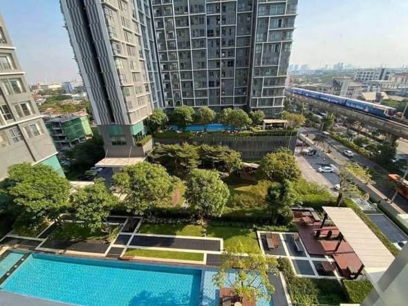 pool of Ideo Mobi Sukhumvit 81