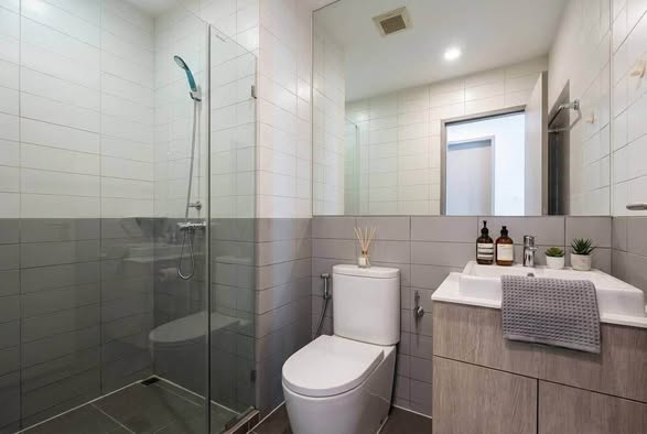 room interior and bathroom of Ideo Mobi Sukhumvit 81