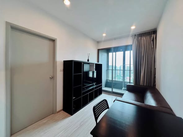 bedroom and room interior of Ideo Mobi Sukhumvit Eastgate