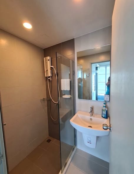 room interior and bathroom of Ideo Mobi Sukhumvit Eastgate
