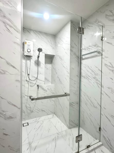 room interior and bathroom of Ideo Mobi Sukhumvit Eastpoint