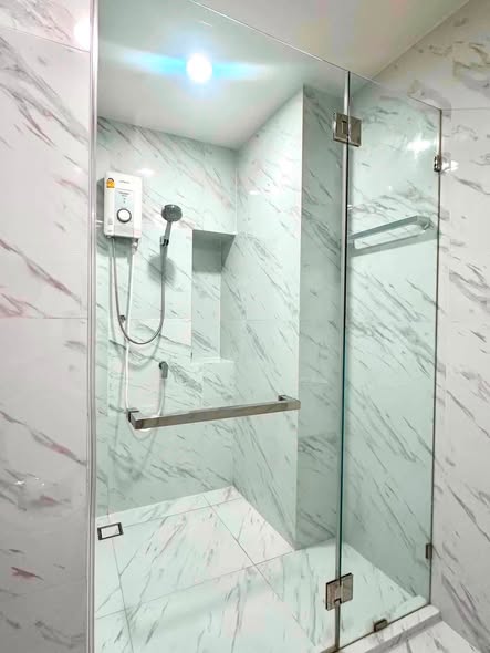 room interior and bathroom of Ideo Mobi Sukhumvit Eastpoint