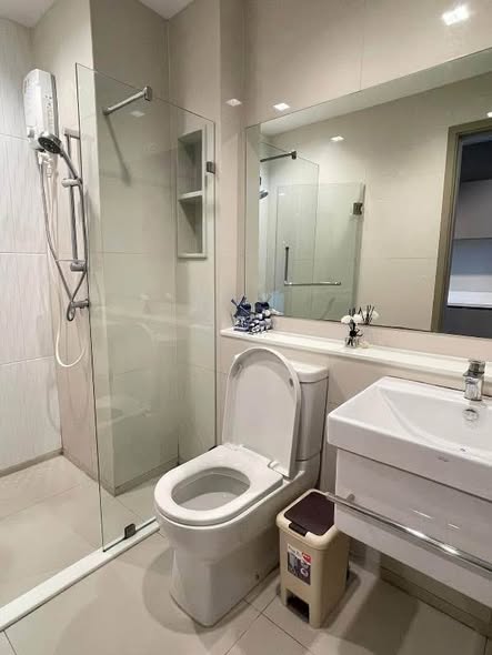 room interior and bathroom of IDEO Rama9 – Asoke