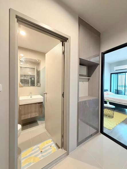room interior and bathroom of Ideo Ramkamhaeng Lamsali Station