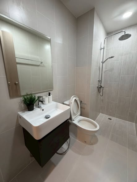 bathroom of IDEO Ratchada-Huai Khwang