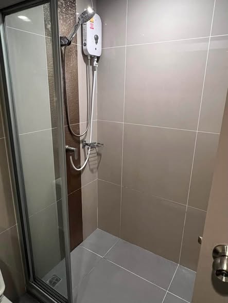 room interior and bathroom of Ideo Ratchada-Sutthisan