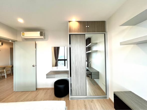 bedroom and room interior of Ideo Sathon-Tha Phra