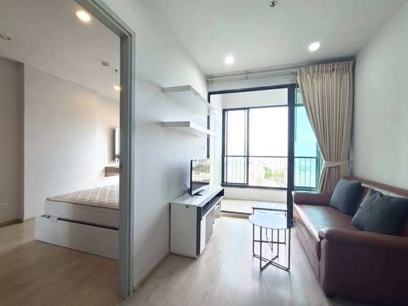 bedroom and room interior of Ideo Sathon-Tha Phra