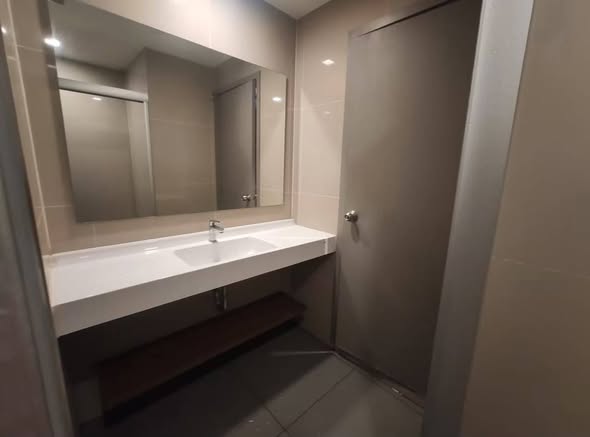 bathroom of Ideo Sathon-Wongwian Yai