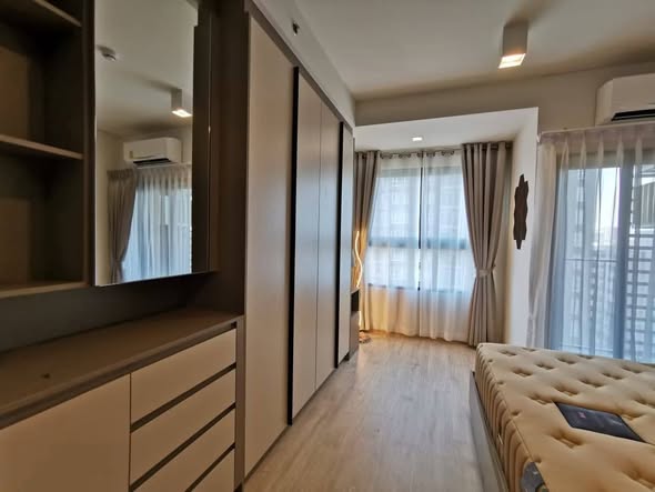 bedroom and room interior of Ideo Sathon-Wongwian Yai