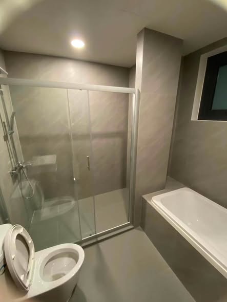 room interior and bathroom of IDEO Sukhumvit Rama 4 ไอดีโอ สุขุมวิท-พระราม 4