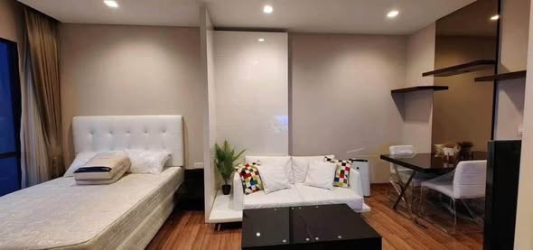 bedroom of Ivy Ampio
