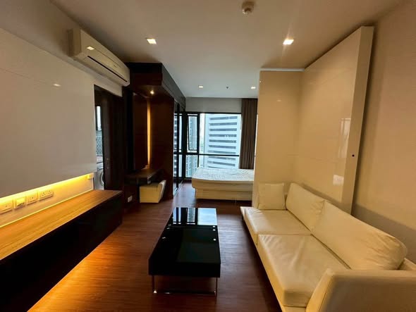 living room and bedroom of Ivy Ampio