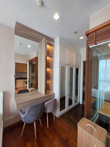 Ivy Sathon 10