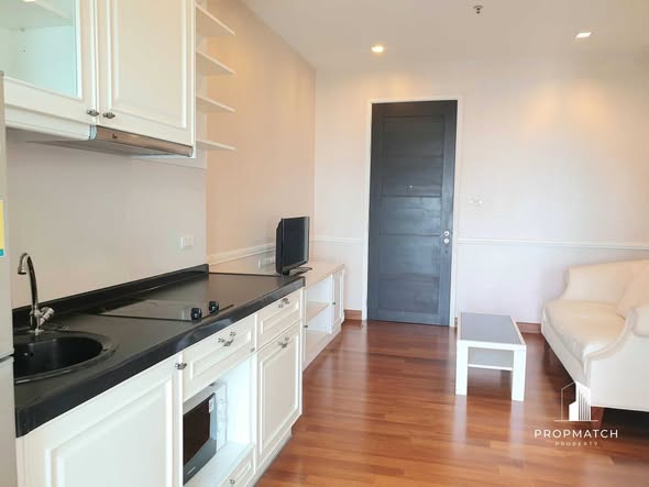 room interior of Ivy Sathon 10