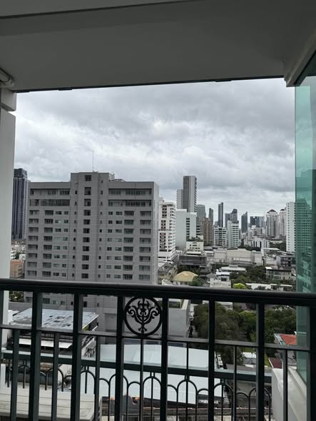 IVY THONGLOR