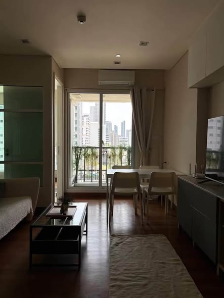 IVY THONGLOR