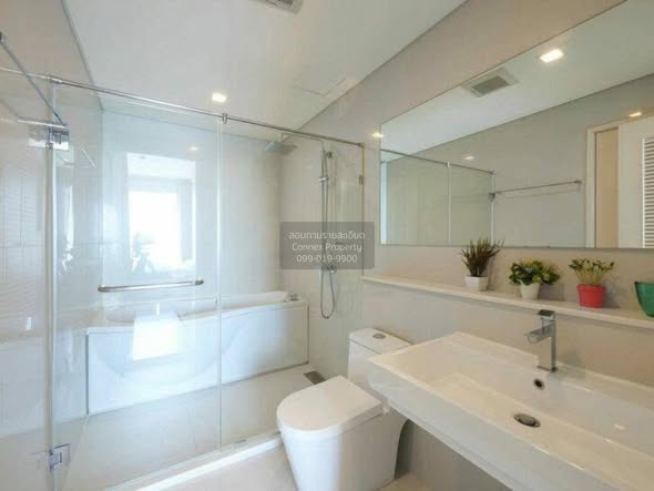 room interior and bathroom of IVY THONGLOR