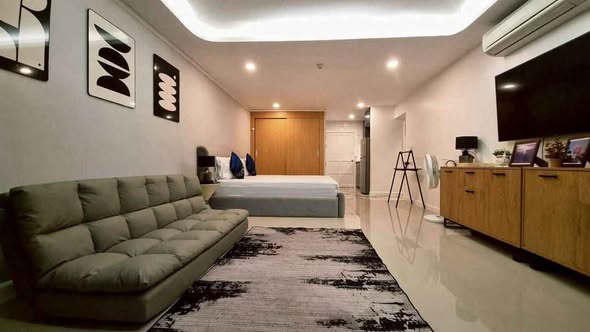 living room and bedroom of Jomtien Plaza Condotel – จอมเทียนพลาซ่า