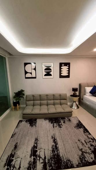 living room and bedroom of Jomtien Plaza Condotel – จอมเทียนพลาซ่า