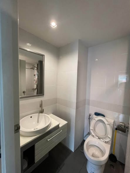 bathroom of JW Condo @ Don Mueang