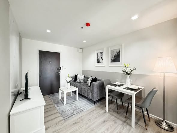 living room of Knightsbridge Bearing