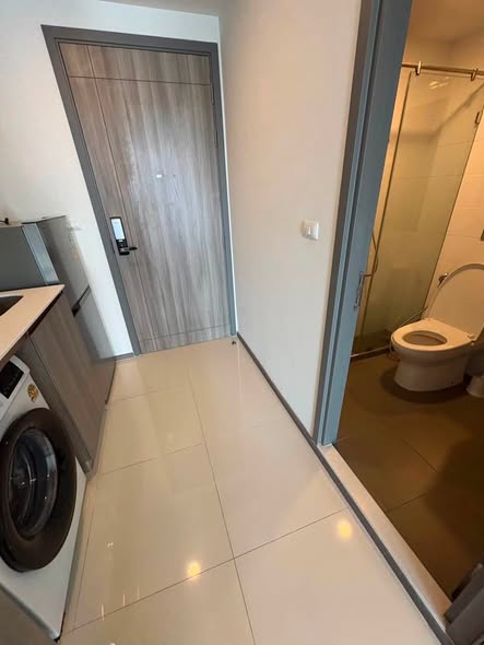 room interior and bathroom of Knightsbridge Collage Sukhumvit 107