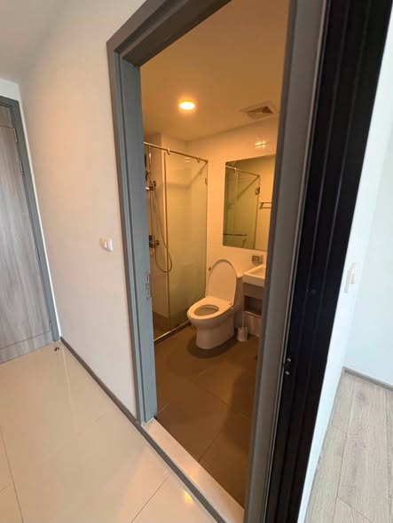 room interior and bathroom of Knightsbridge Collage Sukhumvit 107