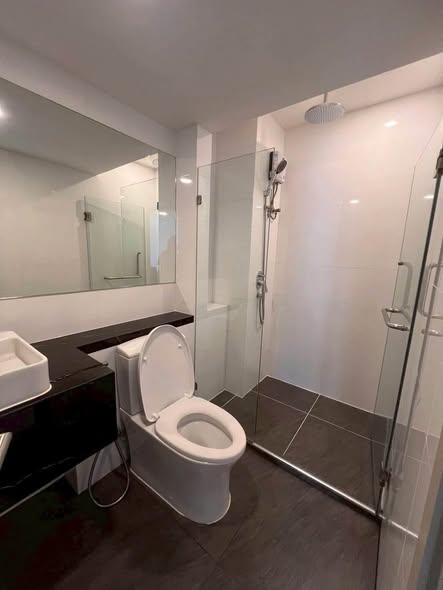 bathroom of KnightsBridge Space Ratchayothin