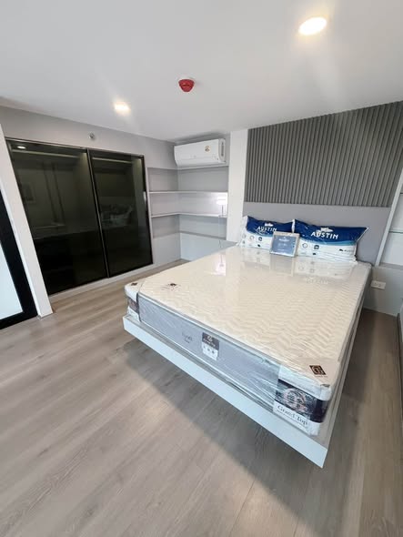 bedroom and room interior of KnightsBridge Space Sukhumvit-Rama 4