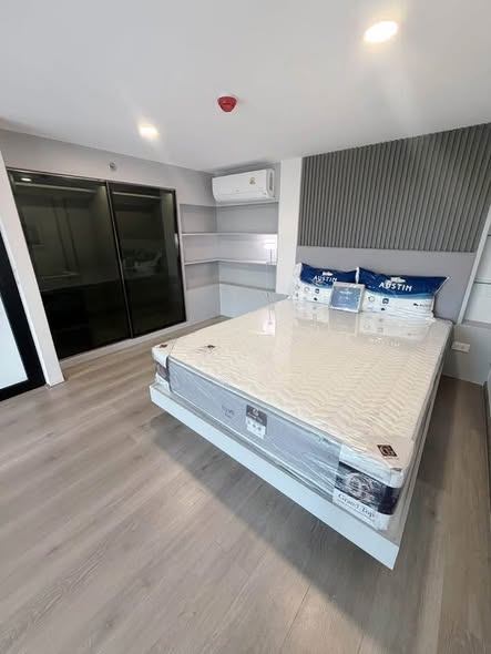 bedroom and room interior of KnightsBridge Space Sukhumvit-Rama 4
