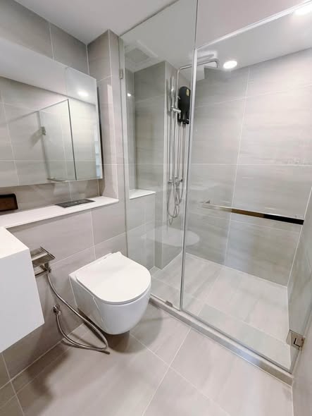 room interior and bathroom of KnightsBridge Space Sukhumvit-Rama 4