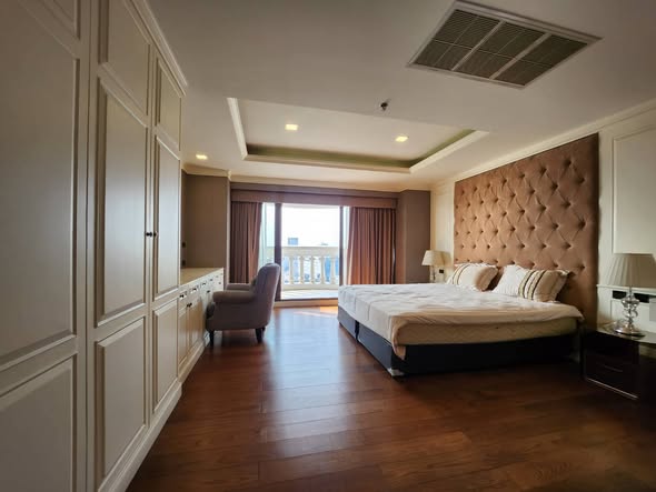 bedroom of lebua at State Tower