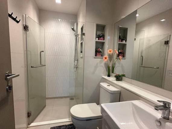 room interior and bathroom of Life Asoke – Rama 9