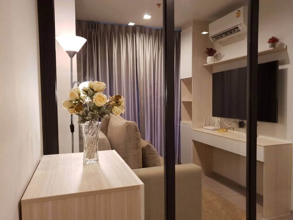 bedroom and bathroom of Life Asoke Hype