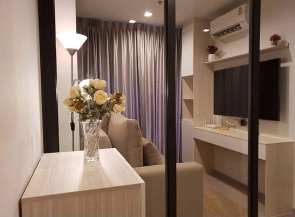 bedroom and bathroom of Life Asoke Hype
