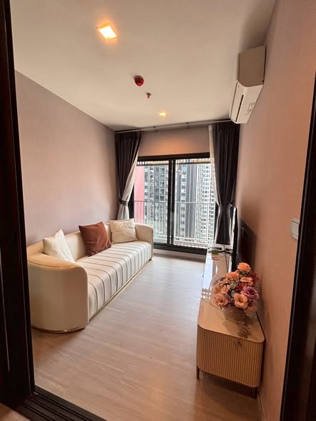 bedroom and living room of Life Asoke Hype